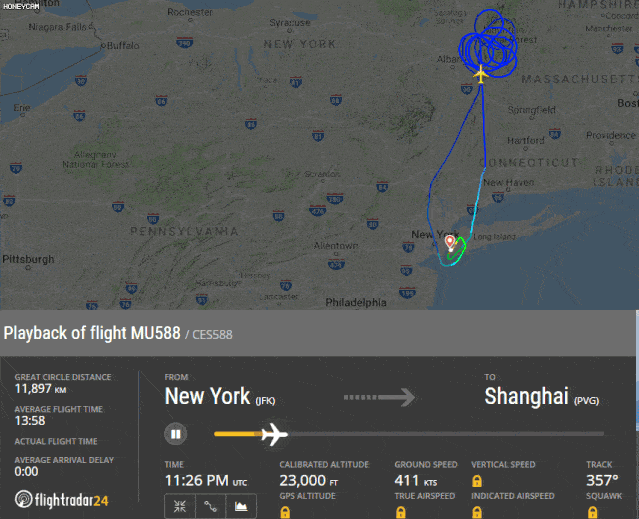 东航美国飞国内航班,飞着飞着,机翼破了个洞.