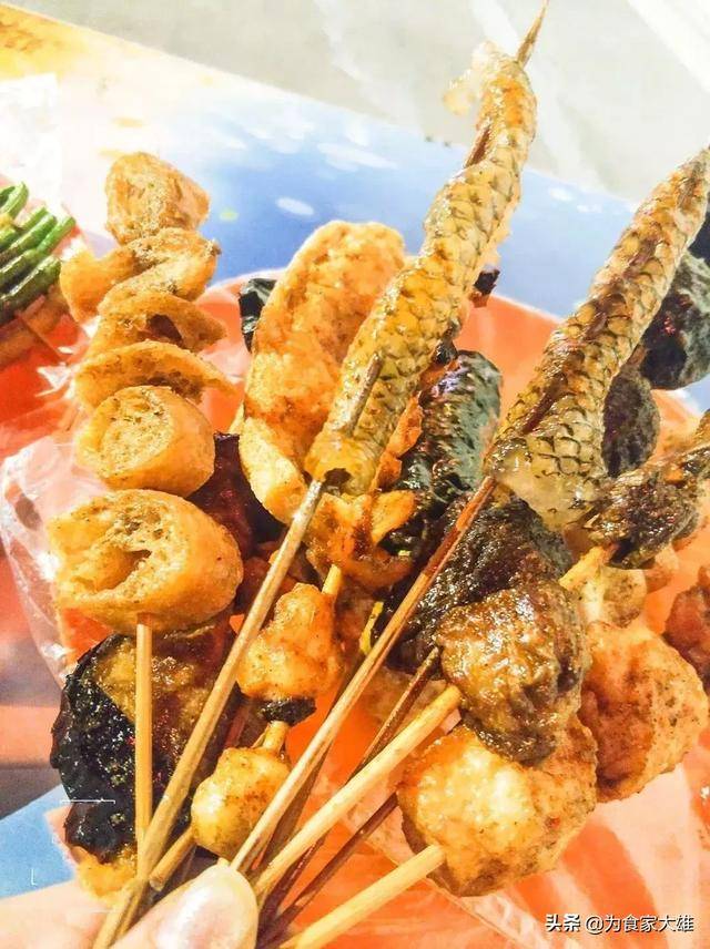 店中小小的冰柜里就装着五六十种食材,比校门口的炸串店还要丰富,连