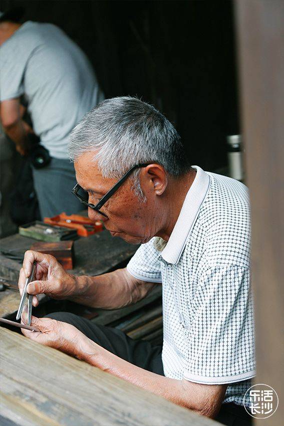 吕师傅作为祖传手艺的第三代传承人,在此用大半辈子传承了古老的手工