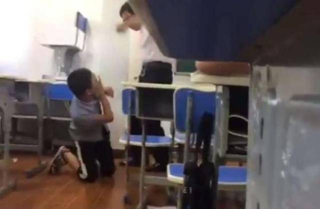 重庆一教育机构教师打学生逼其下跪 官方:已查