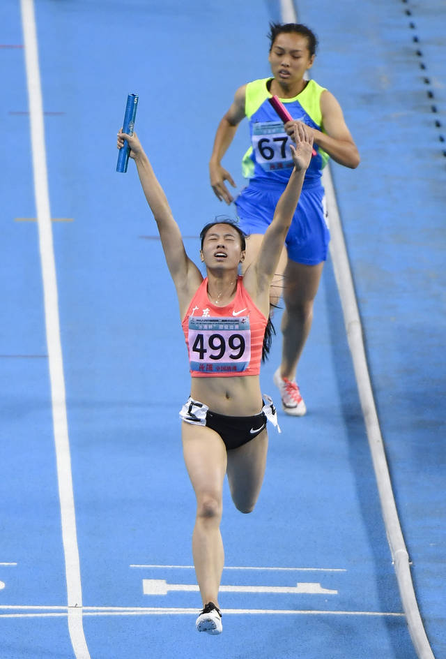 青年运动会田径项目体校甲组女子4x200米接力决赛中,由莫家蝶,张烁,朱