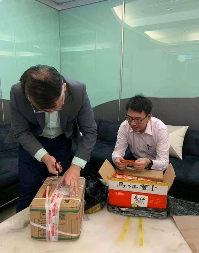 台湾榨菜哥说大陆吃不起榨菜,结果有人真给寄