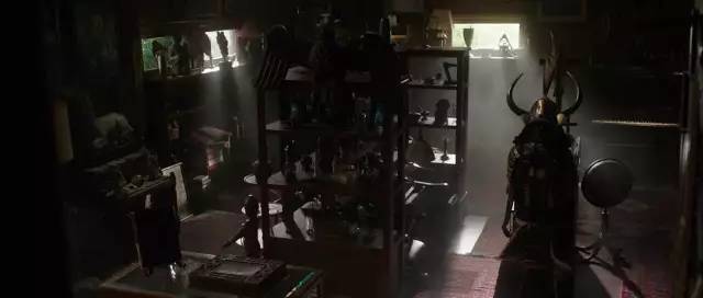 就像潘多拉魔盒被打开, 屋内所有恶灵都被唤醒.