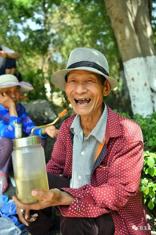 在公园休闲娱乐的老人们.