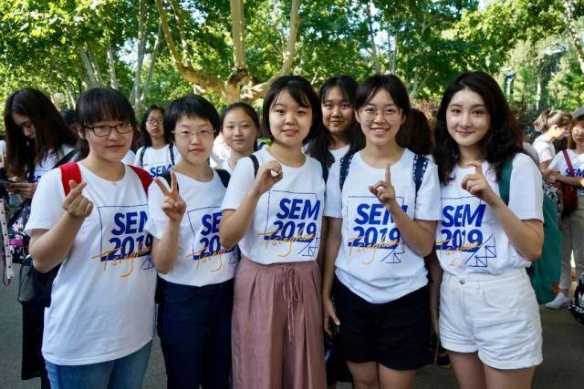 北京大学新生正式开学,3000余名新生入学,网友:清华男生有福
