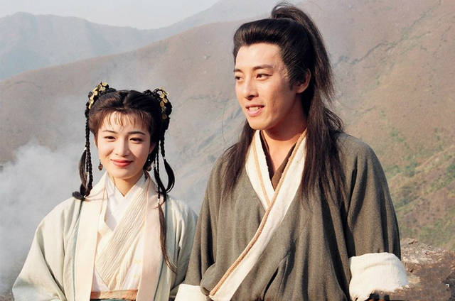 史上最帅令狐聪近照,53岁仍帅气有型,与小师妹岳灵珊甜蜜互动