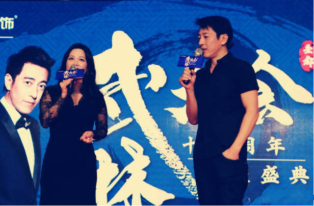 史上最帅令狐聪近照,53岁仍帅气有型,与小师妹岳灵珊甜蜜互动