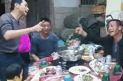 只要你肯跟我划拳,就是我兄弟