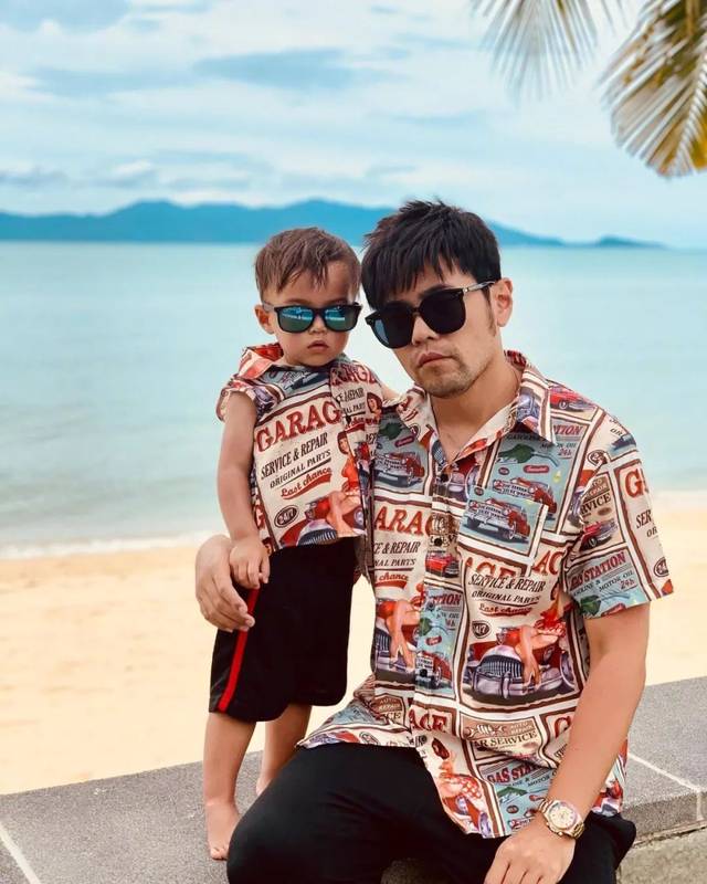 周杰伦晒父子亲子装照,儿子简直就是mini版昆凌