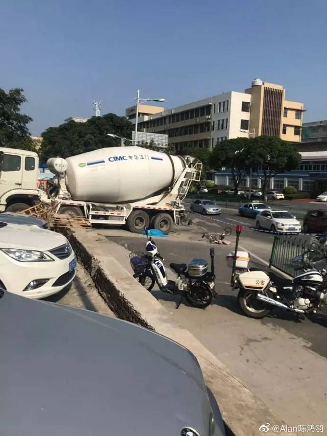 惨烈车祸!厦门湖里大道一女子当场死亡!醒醒吧!都是生命啊!