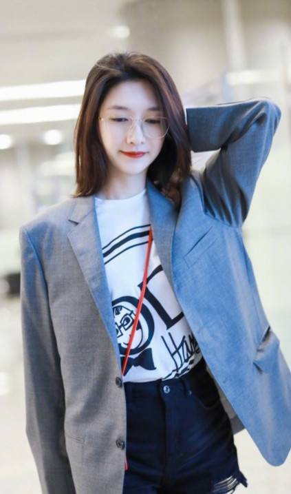 江疏影西服外套搭热裤秀美腿 潋滟红唇抚摸秀