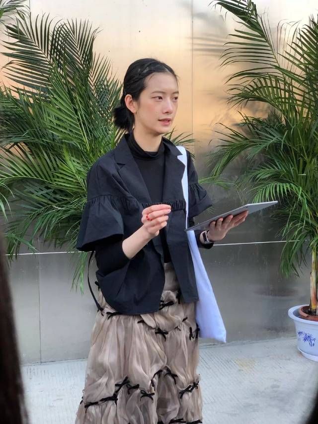 令人意外的是,清冷挂的超模cici项偞婧用简单的黑tee搭配它家的衫裙