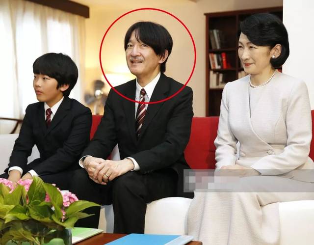 文仁亲王偷瞟镜头,悠仁王子眼神发呆,纪子妃一家在不丹心不在焉