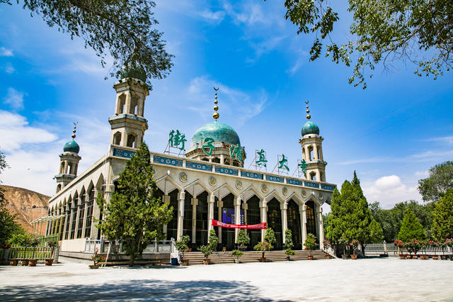 2,骆驼泉的旁边就是青海第二大清真寺,撒拉人的祖寺街子清真大寺