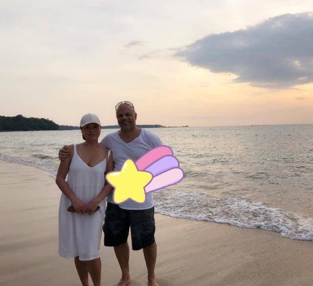 史可晒全家旅游照,被富豪老公宠爱18年,两混血儿子长相酷似爸爸