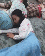 搞笑gif:拍完电影,这些尸体还要吗,不要就拿走了