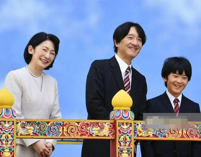 文仁亲王偷瞟镜头,悠仁王子眼神发呆,纪子妃一家在不丹心不在焉