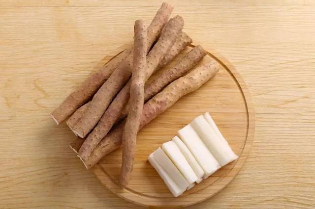 山药又称薯蓣,土薯,山薯蓣,怀山药,淮山,白山药,是《中华本草》收载的