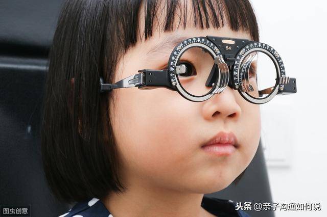 过早过多接触电子品,除了对孩子的眼睛有害外,还有诸啾弊端.
