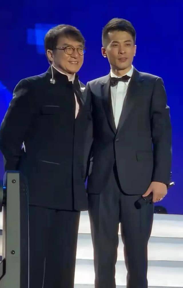 网红辛有志初瑞雪花七千万办豪华婚礼,直播两小时倒赚