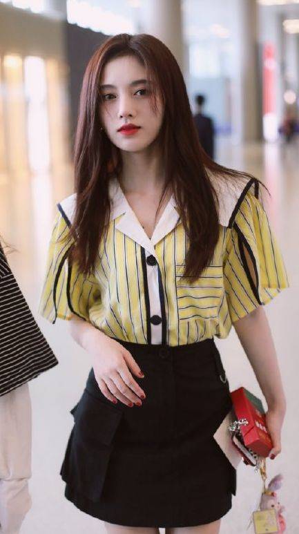 鞠婧祎颜值有多高?镜头都快怼到她脸上了,五官