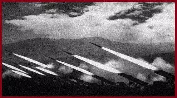 喀秋莎站在峻峭的岸上,她是俄罗斯人永远的恋