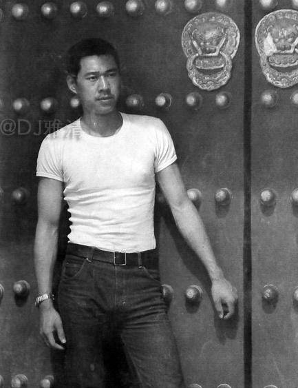 张丰毅1982年从北京电影学院毕业后,被分配到了峨影厂做演员.
