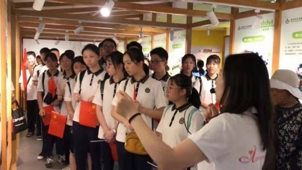 高中生社会实践 走进福利院献爱心