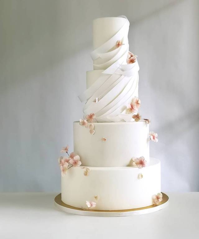 收藏这些白色极简的婚礼蛋糕,甜品台主蛋糕搭配不用愁