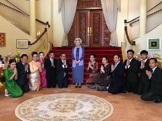 83岁柬埔寨太后穿裹身蓝裙亮相依然迷人!66岁帅气国王却至今未娶