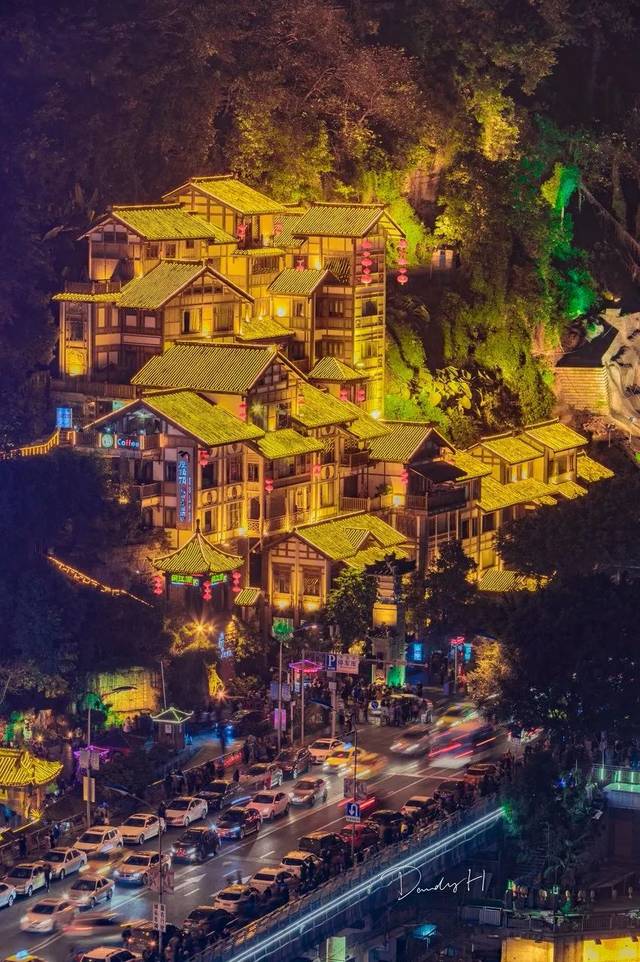 洪崖洞-震撼夜景,传统吊脚楼建筑