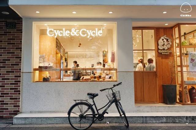 cycle&cycle是日式典型的面包房,暖黄色的灯光加上简单清新的门面设计
