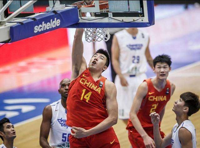 邹雨宸可谓辽篮最合适的内线,23岁,是八一男篮主力内线,身高达到2米
