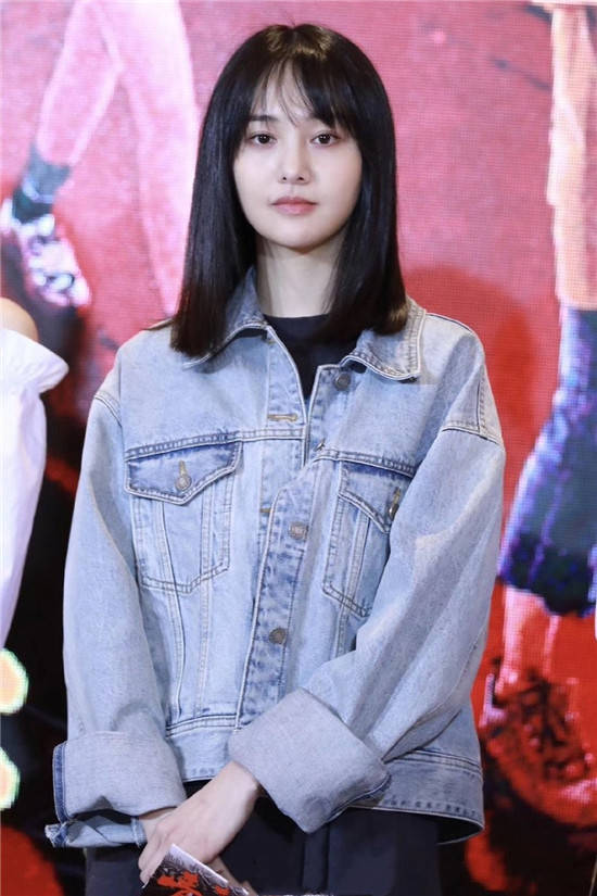 郑爽生日会十年前角色再现,隔空和张翰同框,满