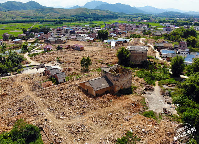 顿岗镇千净村千家营连片破旧泥砖房拆除现场