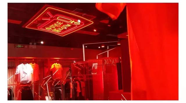 传统文化元素和品牌原有的格调结合 让品牌变得更"新国潮 重新融入
