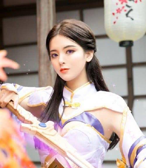 那就是杨超越cosplay王者荣耀中的露娜,怎样是不是很吸粉?