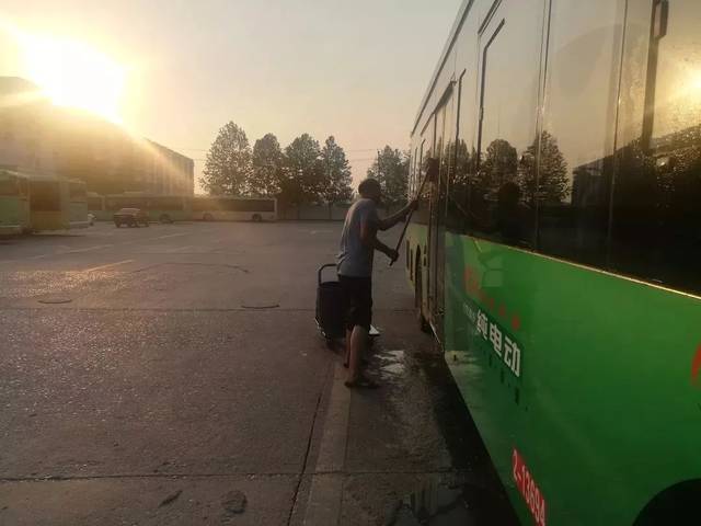 夜色下的末班车又像凯旋归队的士兵,载着晚归的乘客行驶在回家的路上.