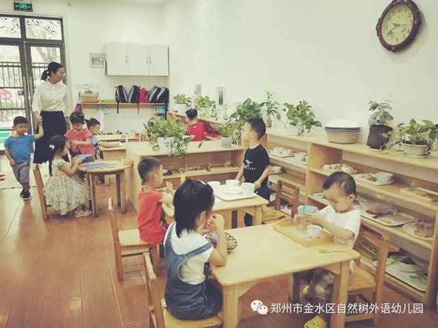 【郑州自然树蒙特梭利幼儿园】开学第一天,大朋友小朋友好嗨哟