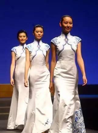 旗袍时尚:青花瓷与青花时装
