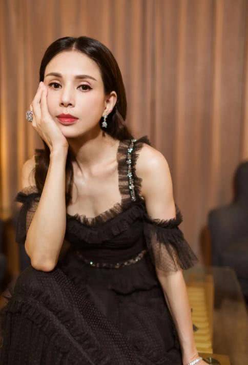 52岁李若彤晒最新美照,首秀古装美照和性感裙装,依然风情万种