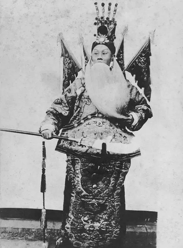 带你了解第一部由中国人自己拍摄的电影--《定