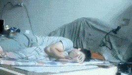 搞笑gif:宝宝:好开心哦,居然有这么大的毛绒玩具陪我睡觉