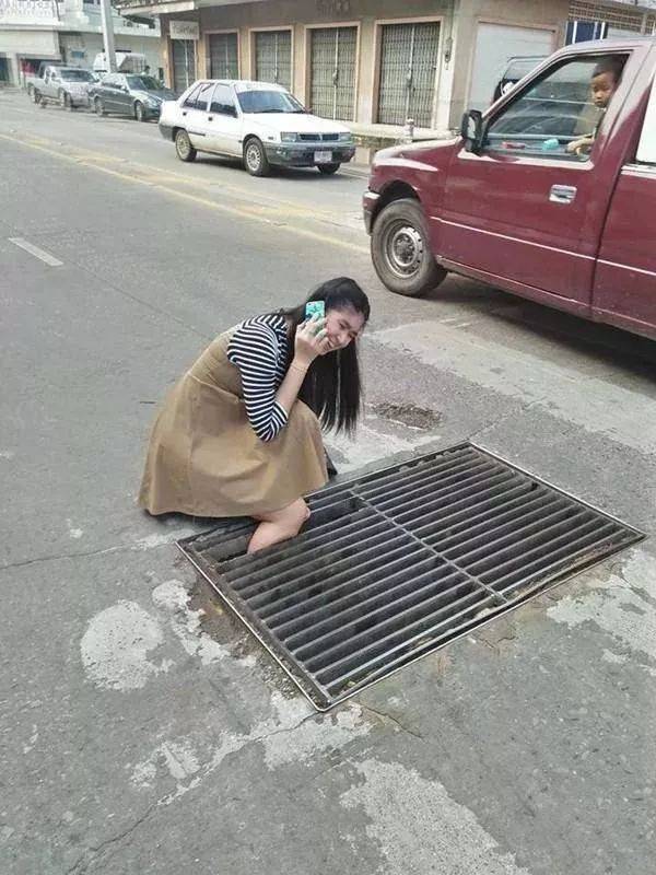 美女进了男厕所浑然不知 玩手机造成的尴尬场