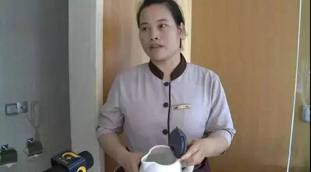 令人作呕酒店水壶被挤奶卫生巾女过程是啥住客的塞入动机美女的图片