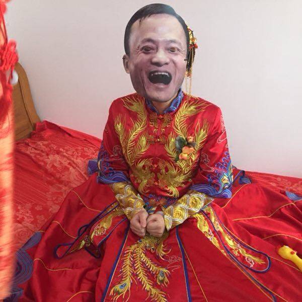 搞笑GIF:第一次结婚没经验,让大家伙儿见笑了