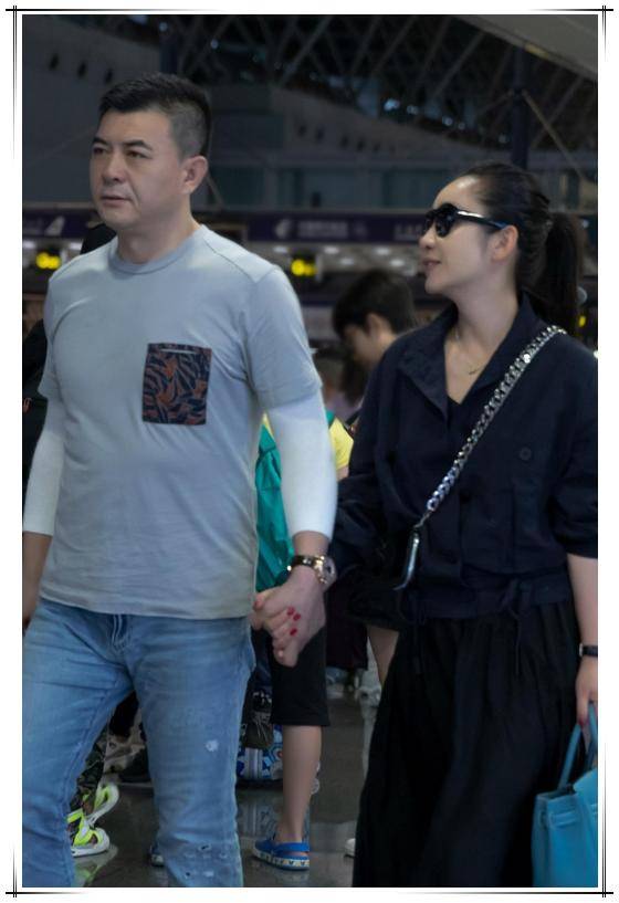 秦海璐携老公走机场王新军t恤仔裤超低调健硕身材不像奔五人