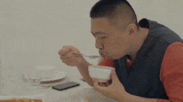 "导游"饼叔也吃得尽兴,有一副弹幕会刷"丑丑丑"的销魂表情.