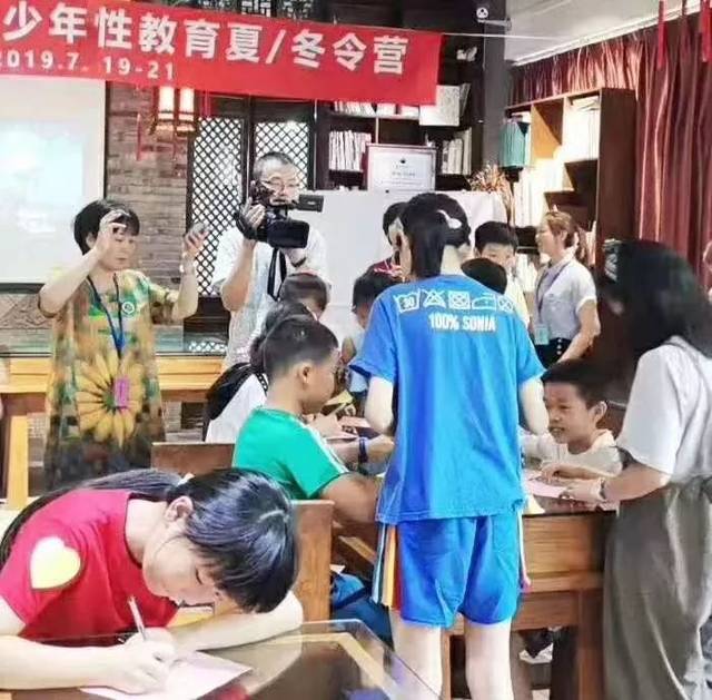 性教育夏令营里,一个男孩在自慰