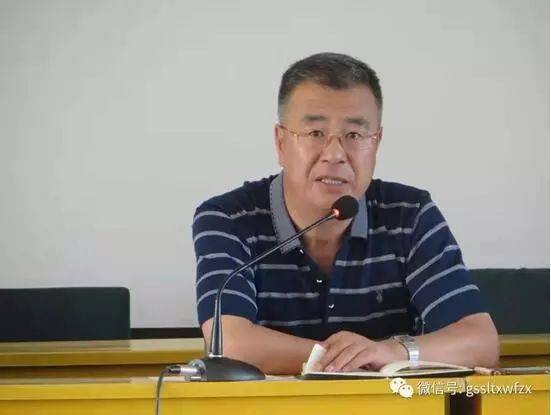 临洮县文峰中学校长张建忠